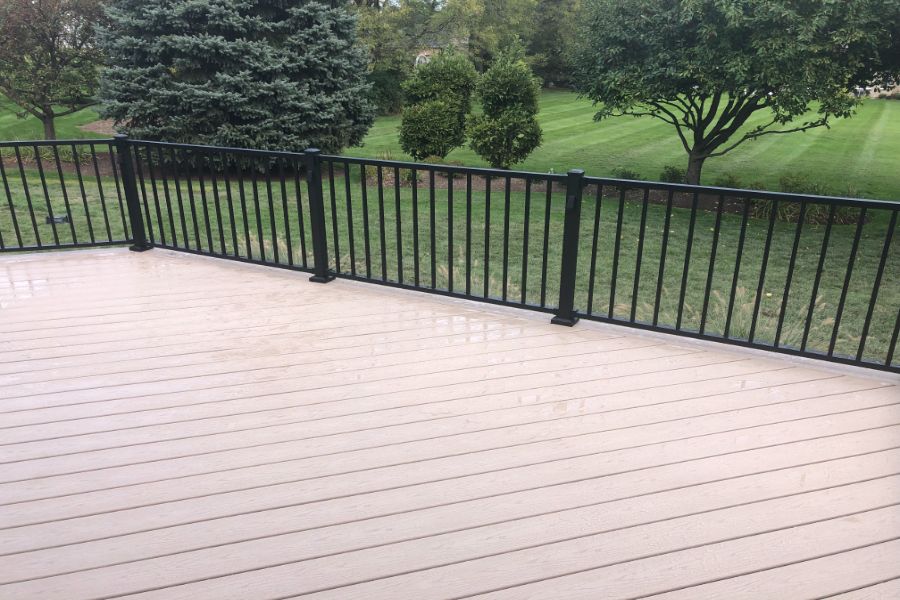 Trex® Rope Swing Deck with Signature Railings Kildeer - Rock Solid