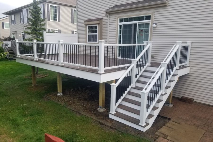 TimberTech Decking with Trex Railings and Privacy Panel Woodstock