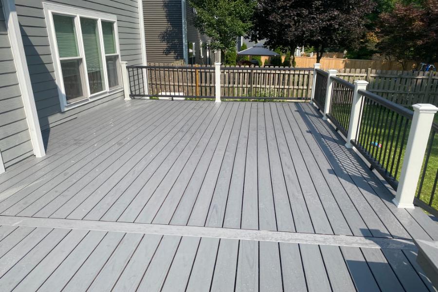 Trex® Deck Lineage Island Mist with Breaker Board Crystal Lake