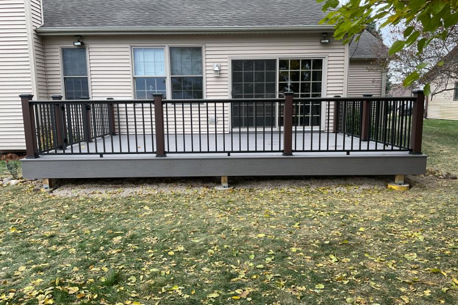 Trex® Deck Signature Whidbey with Signature Panels and Transcend Posts Hebron