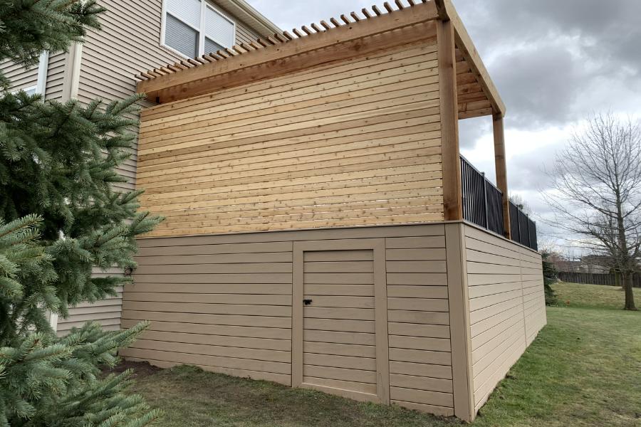 Trex® Deck Transcend Lineage Carmel with Cedar Pergola and Privacy Wall Round Lake