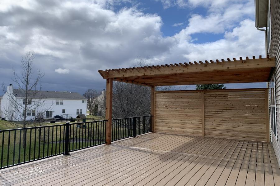 Trex® Deck Transcend Lineage Carmel with Signature Railings and Pergola with a Privacy Wall Round Lake
