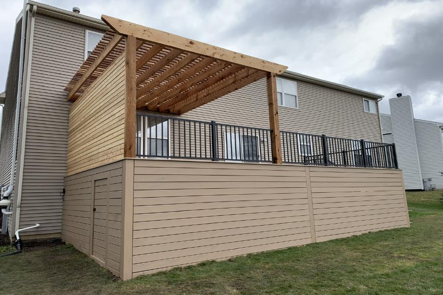 Trex® Deck Transcend Lineage in Carmel with Black Signature Railings and Pergola with Privacy Wall Round Lake