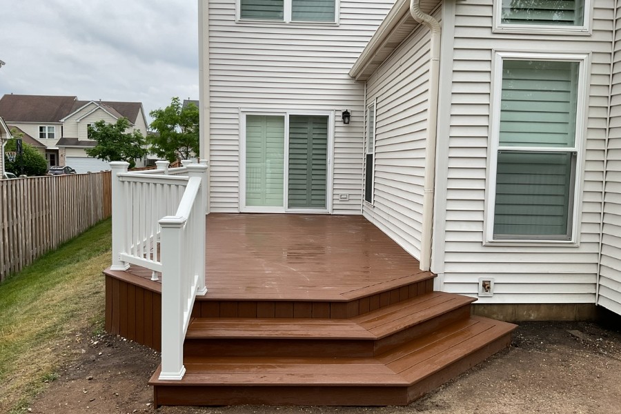 Trex® Enhance Decking with Trex® Select T-Railing in Lake in the Hills