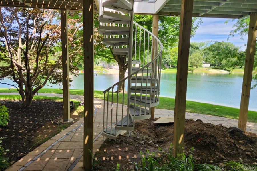 Trex® Spiral Staircase with Trex® Decking in Lineage Rainier McHenry