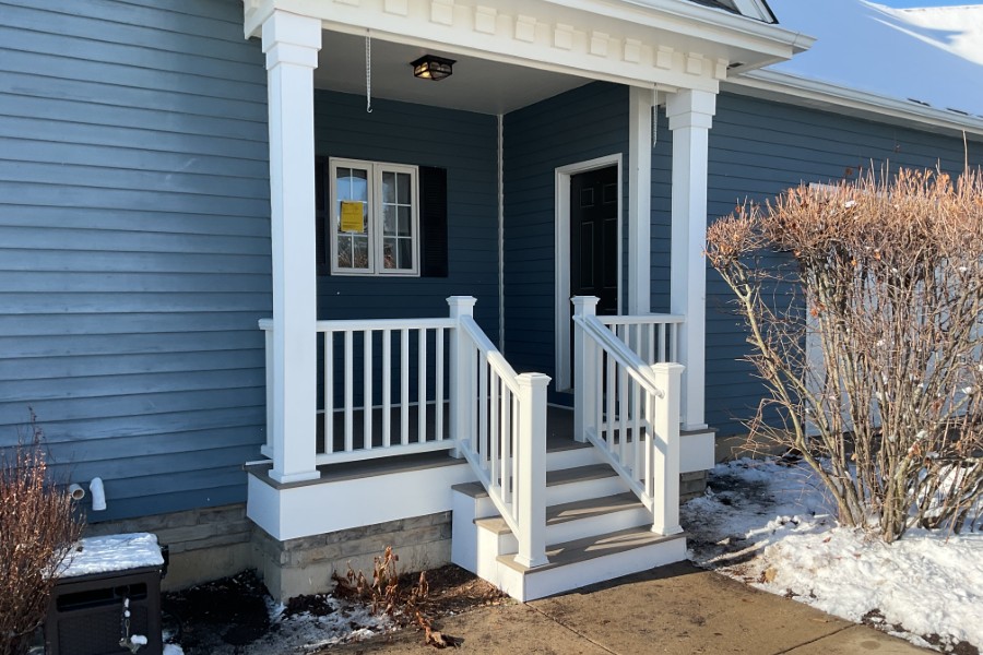 Trex® Transcend Lineage Biscayne Dcking with White Trex® Transcend Railings Lakewood