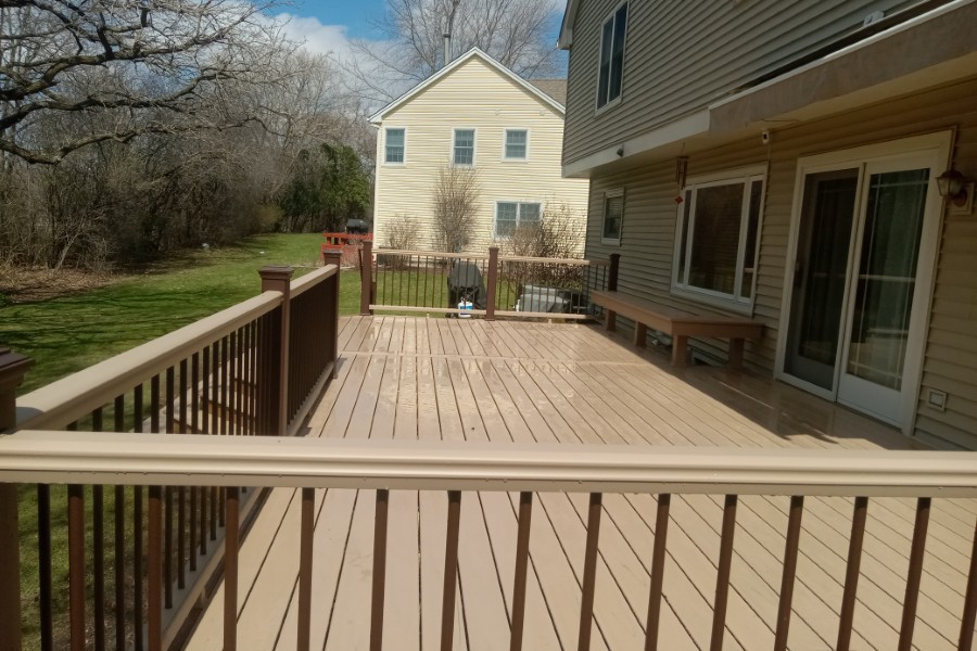 Trex® Transcend Lineage Carmel with Trex® Rope Swing and Vintage Lantern Railings with Bronze Balusters Lake Zurich