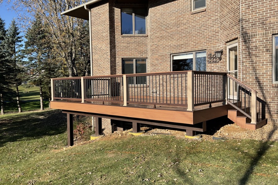 Two-Tone Trex® Transcend Deck in Lake Geneva